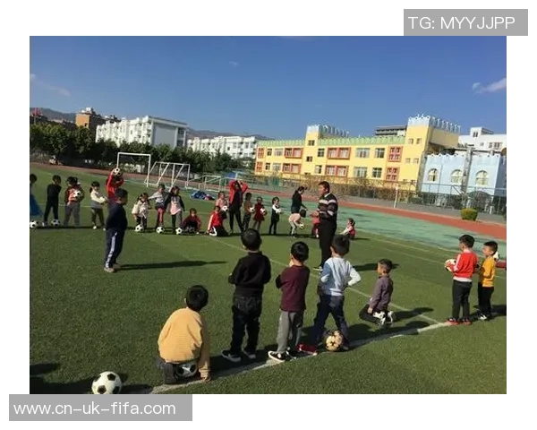 我和我的小伙伴们一起踢足球的快乐时光 我和我的小伙伴们一起踢足球的快乐时光